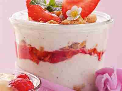 Erdbeer-Amaretti-Becher mit Quarkcreme