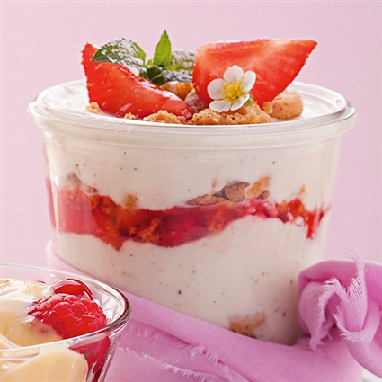 Erdbeer-Amaretti-Becher mit Quarkcreme