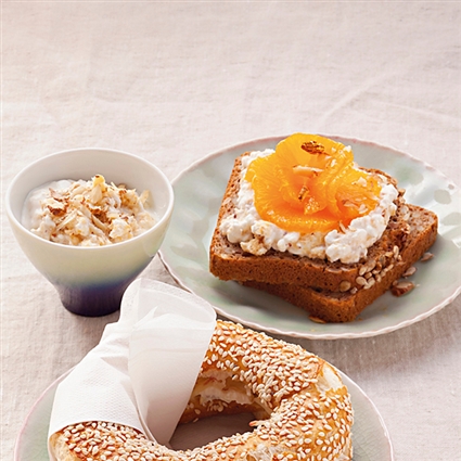 Hüttenkäse-Orangen-Brot mit Haselnüssen
