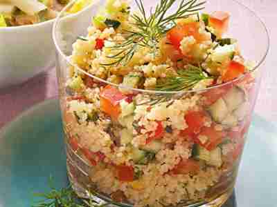 Couscoussalat mit Gurke, Tomaten und Dill
