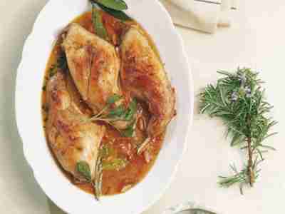 Geschmortes Kaninchen mit aromatischer Tomatensauce