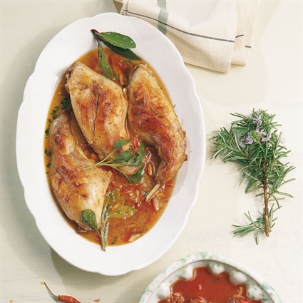 Geschmortes Kaninchen mit aromatischer Tomatensauce