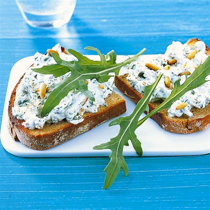 Röstbrote mit Rucolaquark