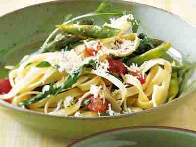 Tagliatelle mit Rucola und Spargel