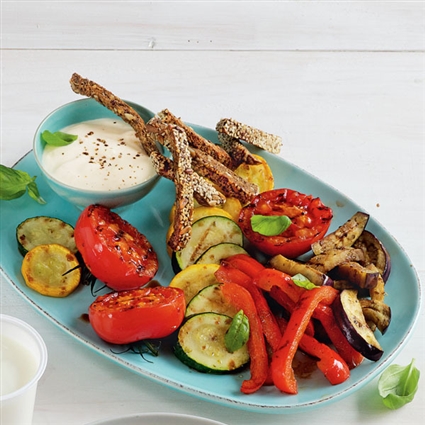 Antipasti-Salat mit geröstetem Brot