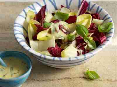 Radicchio-Chicorée-Salat mit Käsedressing
