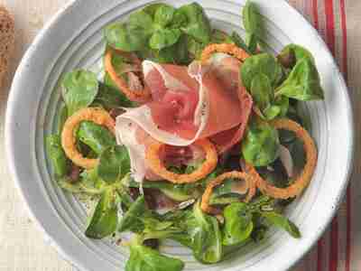 Vogerlsalat mit Vulcanoschinken und Erdäpfeldressing