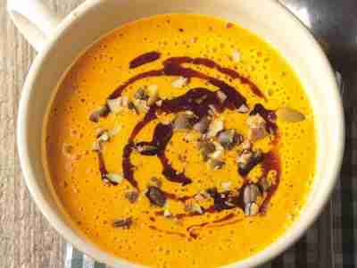 Kürbiscremesuppe mit steirischem Kernöl und gerösteten Kürbiskernen