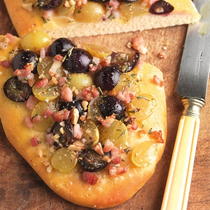 Fladenbrot mit Trauben, Speck und Rosmarin
