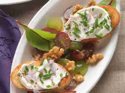Trauben-Walnuss-Salat mit Ziegenkäse-Crostini