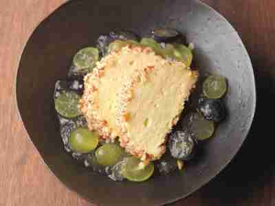 Geeiste Rieslingmousse mit gelierten Vanilletrauben
