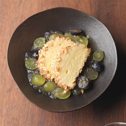 Geeiste Rieslingmousse mit gelierten Vanilletrauben