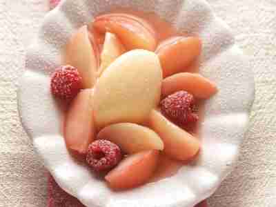 Pochierter Weinbergpfirsich mit Schilcher-Sorbet