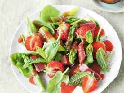 Spargelsalat mit Erdbeeren & Rhabarber