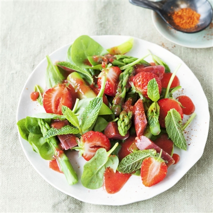 Spargelsalat mit Erdbeeren & Rhabarber