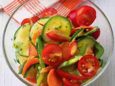 Zucchinisalat mit Möhren und Tomaten