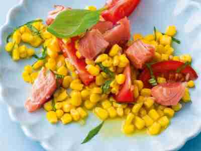 Lachssalat mit Tomaten und Mais