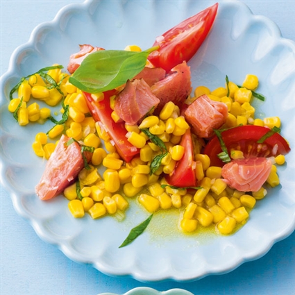 Lachssalat mit Tomaten und Mais