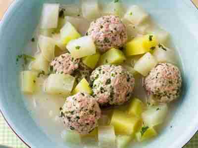 Kohlrabi-Petersilien-Suppe mit Klößchen