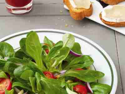 Feldsalat mit warmem Ziegenkäse