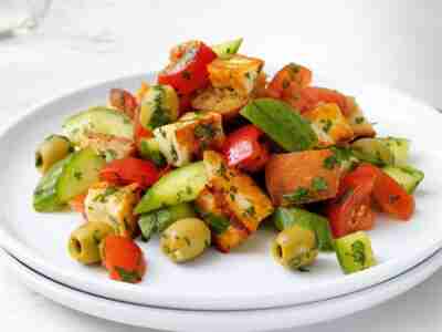 Brotsalat mit Halloumi