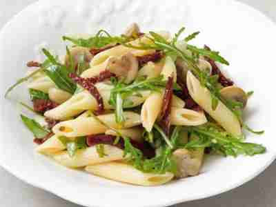 Lauwarmer Nudelsalat mit Pilzen