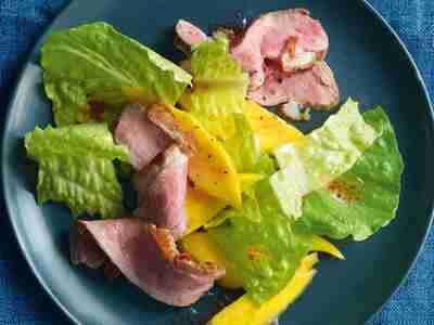 Romanasalat mit Ente und Mango