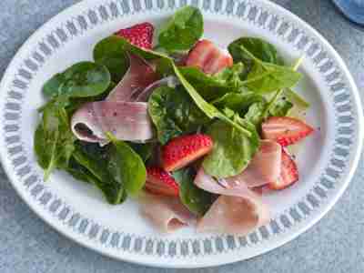 Spinatsalat mit Erdbeeren und Schinken