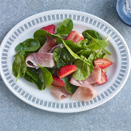 Spinatsalat mit Erdbeeren und Schinken