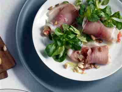 Feldsalat mit Schinkenröllchen