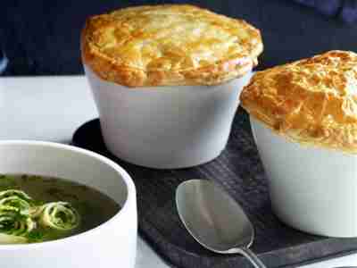Pilzsuppe mit Blätterteighaube