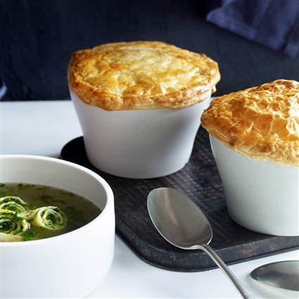 Pilzsuppe mit Blätterteighaube