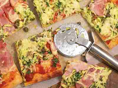 Pizza mit Zucchini und Schinken