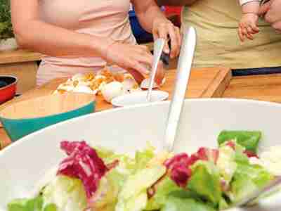 Salat mit Knusperbrot und wachsweichen Eiern