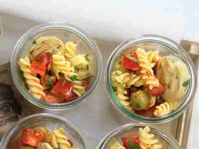 Lauwarmer Nudelsalat mit Artischocken und Oliven
