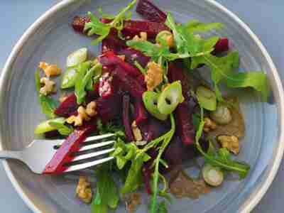 Rote-Bete-Salat mit Nüssen