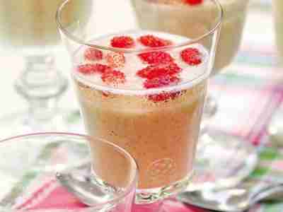 Panna cotta mit Walderdbeeren