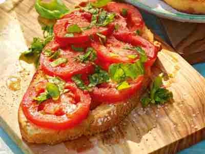 Sonnengereifte Tomaten auf Weißbrot