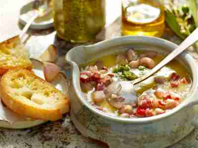 Einfache Bohnensuppe mit Petersiliensalsa