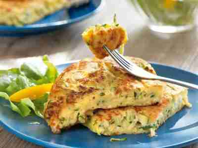 Zucchinipfannkuchen mit Schafskäse