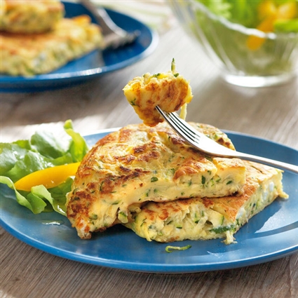 Zucchinipfannkuchen mit Schafskäse
