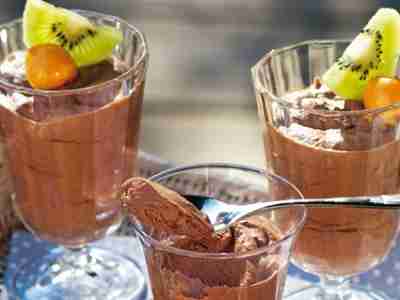 Schnelle Mousse au chocolat mit Kiwi