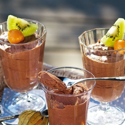 Schnelle Mousse au chocolat mit Kiwi