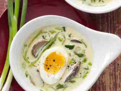Frühlingssuppe mit Ei