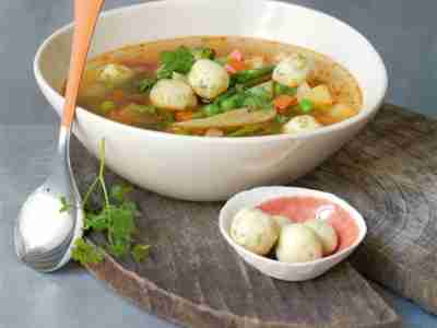 Gemüsesuppe mit Grießnocken