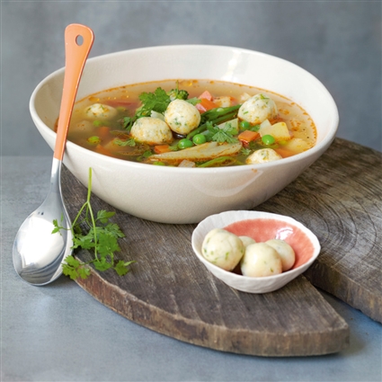 Gemüsesuppe mit Grießnocken