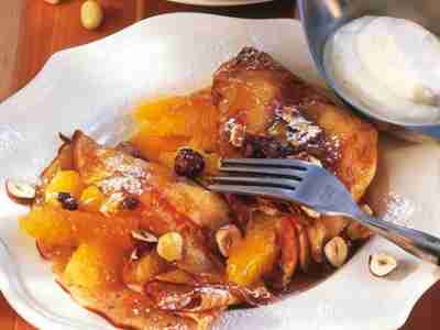 Nusscrêpes mit Orangenfüllung
