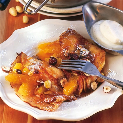 Nusscrêpes mit Orangenfüllung