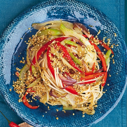 Spaghetti mit Gemüse und Chilibröseln