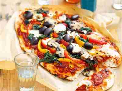 Pizza mit Pilzen und buntem Gemüse